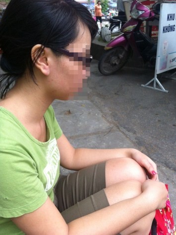 Nguyễn Lê Diệu Linh đang ở bệnh viện Thanh Nhàn chăm sóc mẹ. (Ảnh: Afamily)
